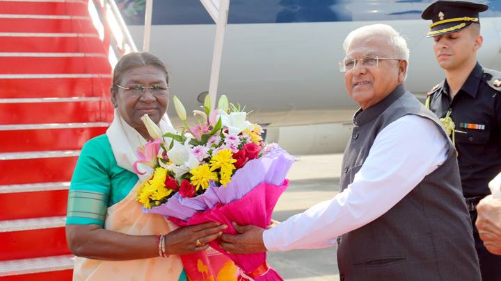 राष्ट्रपति श्रीमती मुर्मु का इंदौर आगमन पर आत्मीय स्वागत